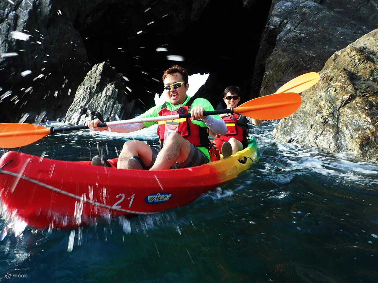 WuyanjiaoMysteryBeachSeaCaveCanoeExperiencediYilan